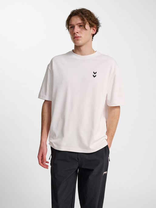 hmlHIIT LOOSE T-SHIRT S/S, WHITE, model