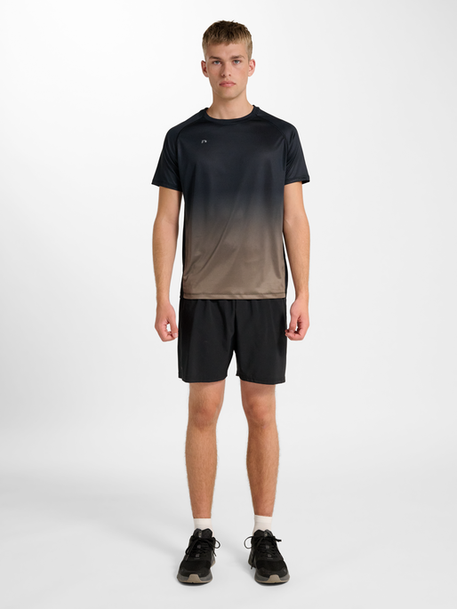nwlBEAT GRADIENT T-SHIRT, BLACK IRIS, model